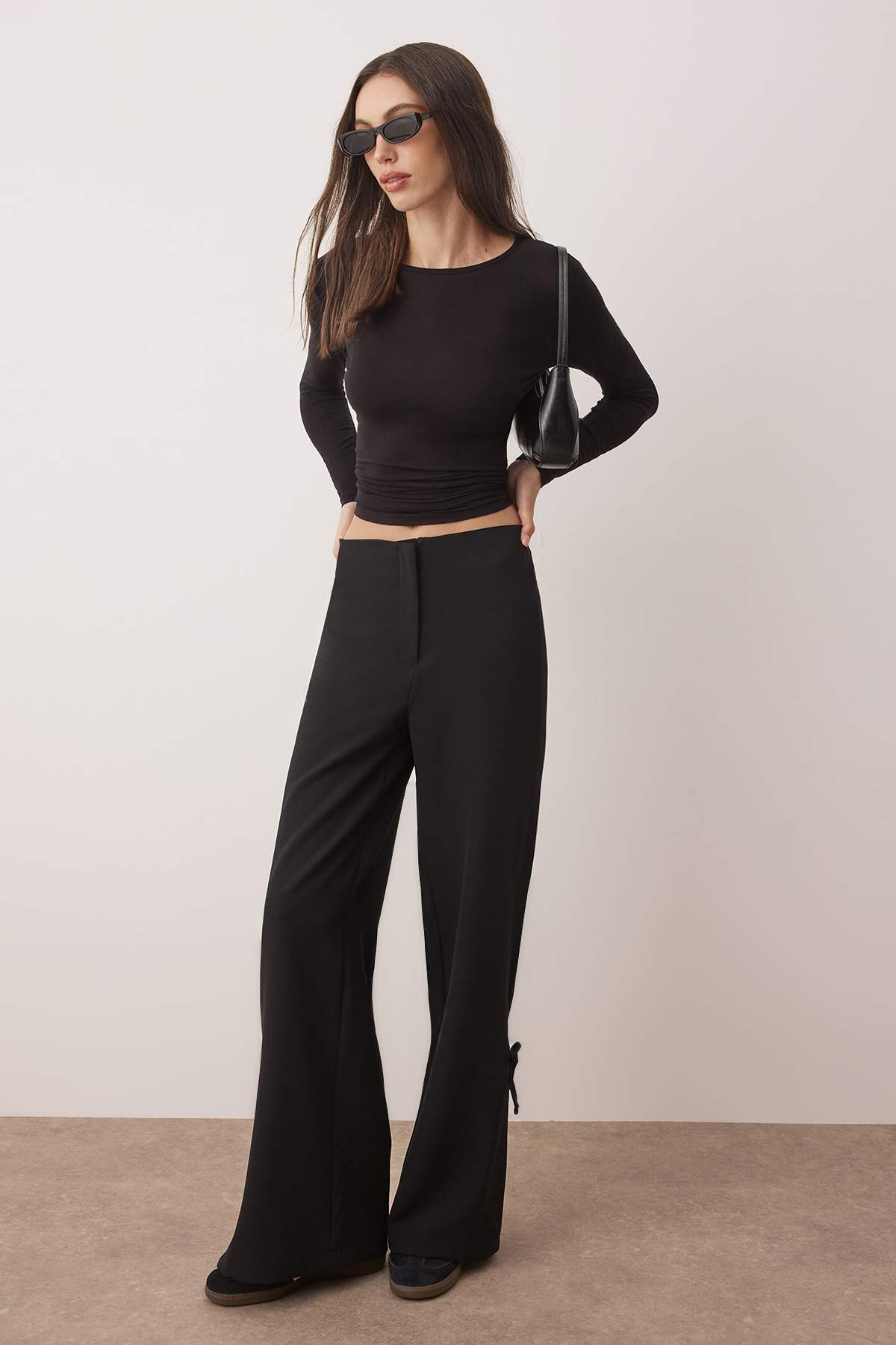 Siyah Paça Yırtmaç ve Fiyonk Detaylı Wide Leg/Geniş Paça Pantolon TWOAW26PL00052