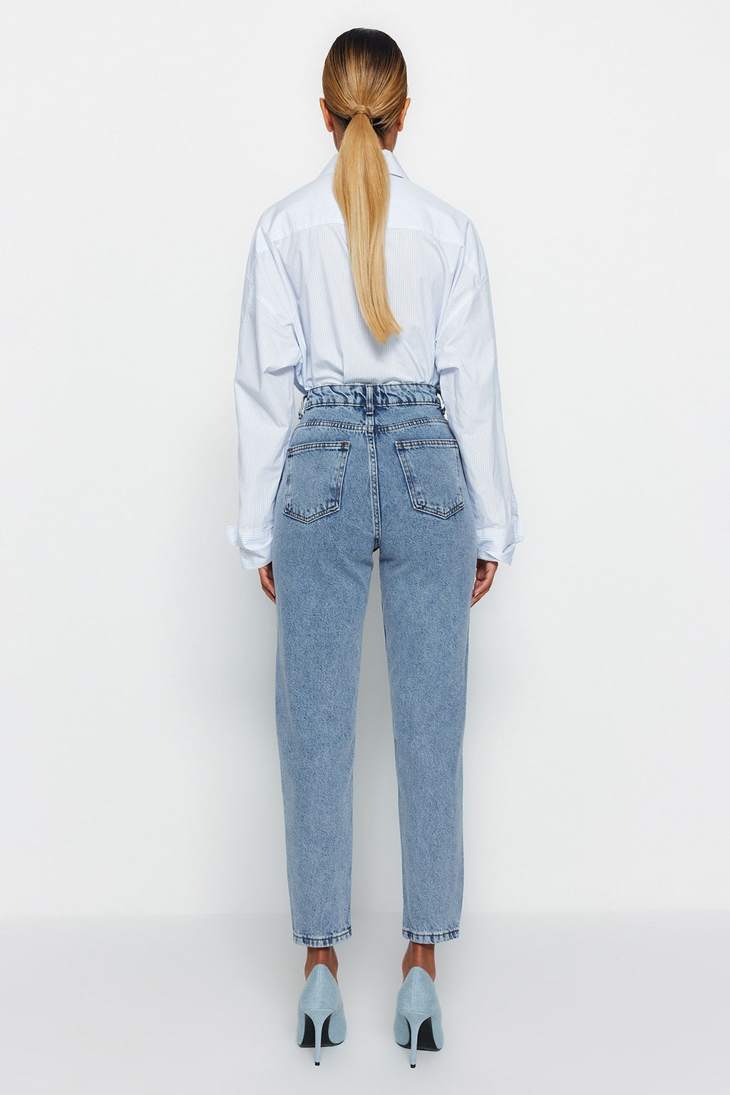 Trendyolmilla Siyah Yüksek Bel Mom %100 Pamuk Non-Stretch Jeans TWOSS23JE00067