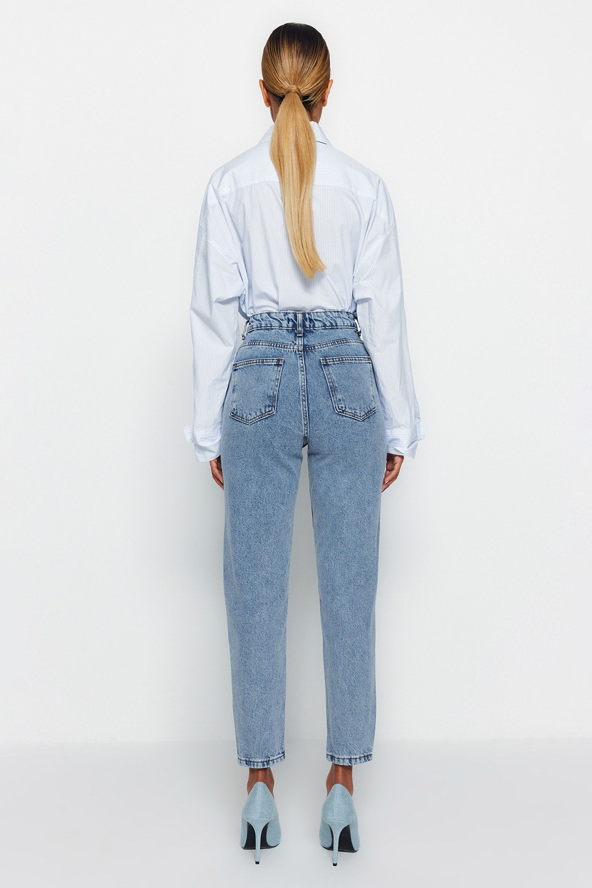 Trendyolmilla Siyah Yüksek Bel Mom %100 Pamuk Non-Stretch Jeans TWOSS23JE00067