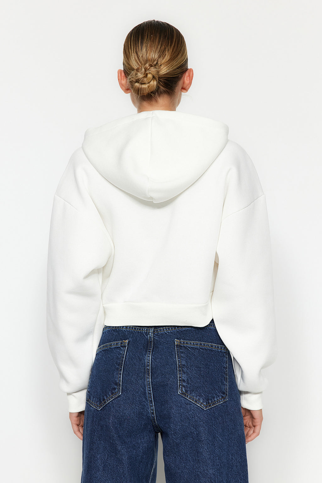 Trendyolmilla Siyah Kalın İçi Polarlı Kapüşonlu Rahat Kesim Crop Basic Örme Sweatshirt TWOAW24SW00105