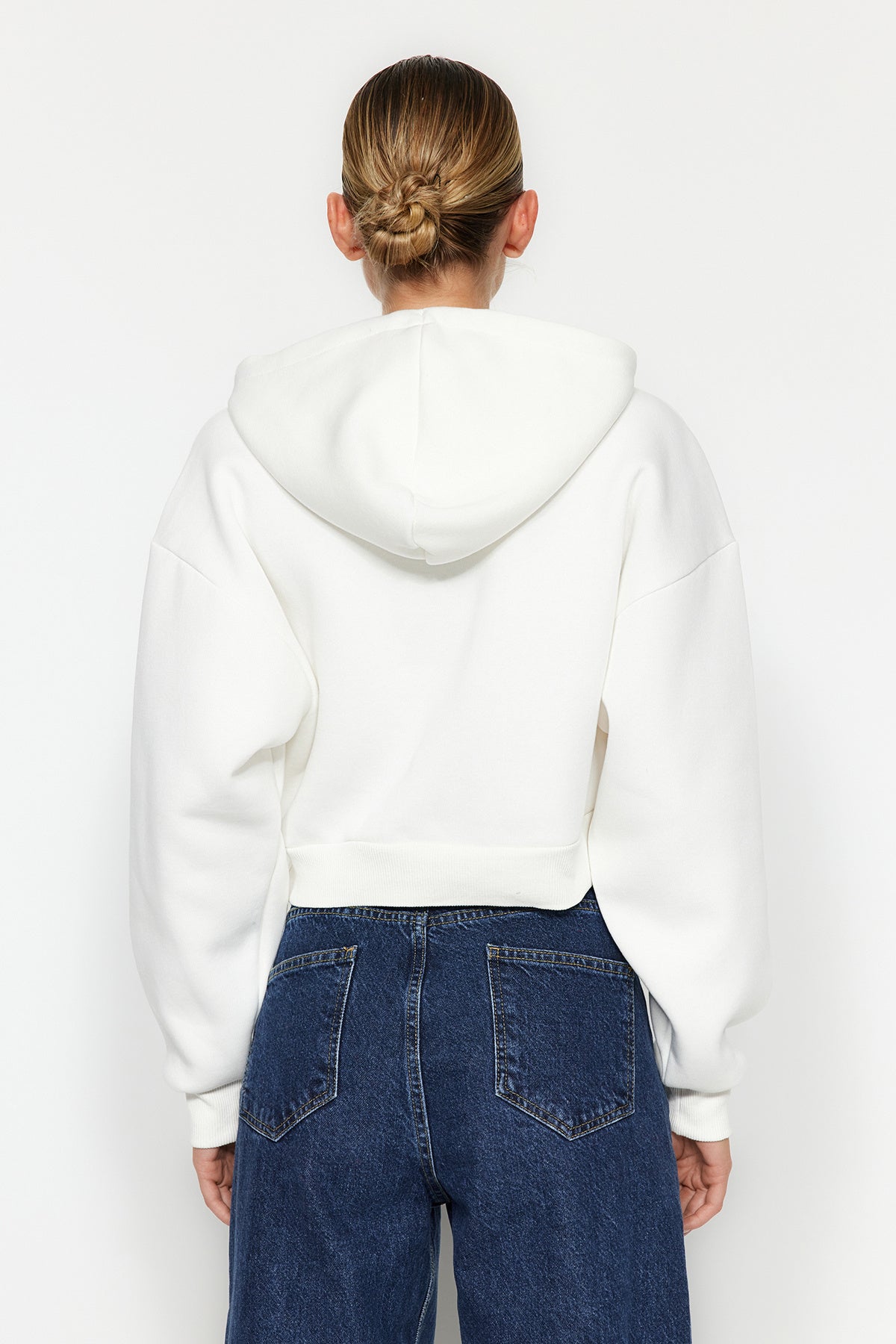 Trendyolmilla Siyah Kalın İçi Polarlı Kapüşonlu Rahat Kesim Crop Basic Örme Sweatshirt TWOAW24SW00105