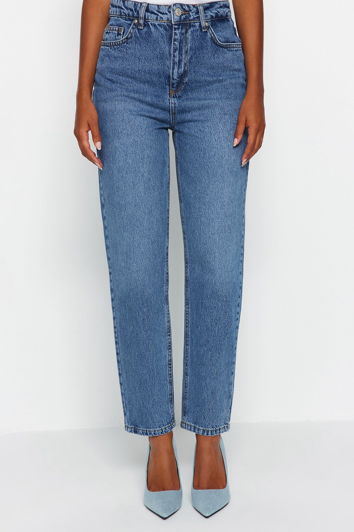 Trendyolmilla Mavi Yüksek Bel Mom %100 Pamuk Non-Stretch Jeans TWOAW24JE00076