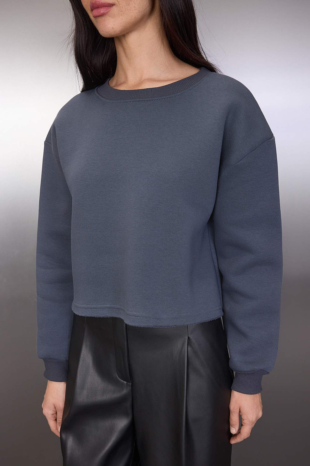 Trendyolmilla Siyah Kalın İçi Polarlı Bisiklet Yaka Crop Örme Sweatshirt TWOAW26SW00093