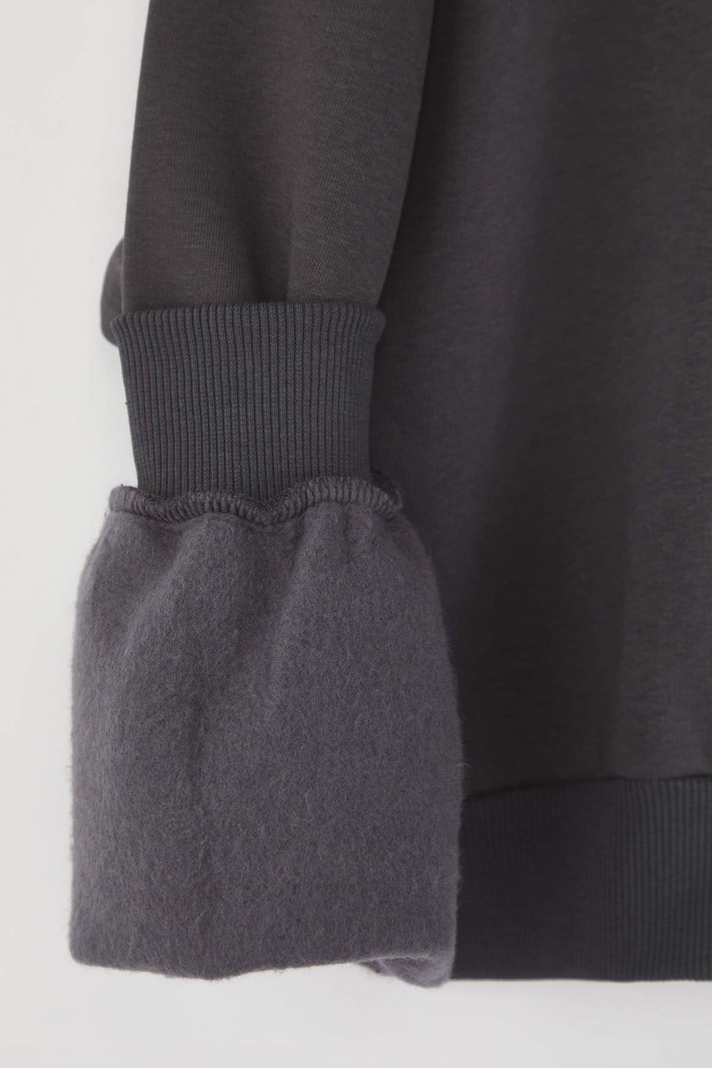 Trendyolmilla Siyah Rahat Kesim Crop Basic Fermuarlı Dik Yaka Kalın İçi Polarlı Örme Sweatshirt TWOAW24SW00221