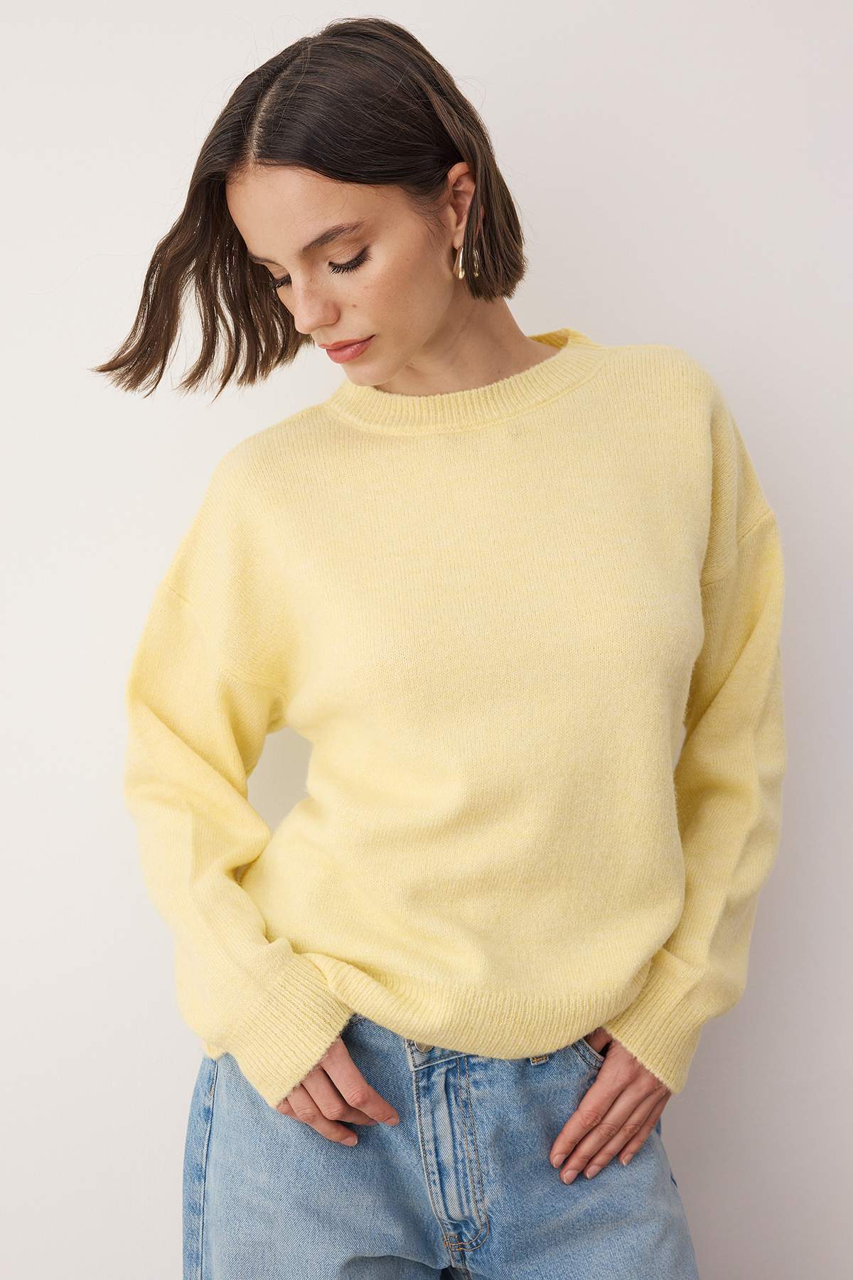 Trendyolmilla Sarı Yumuşak Dokulu Geniş Kalıp Şallı Triko Kazak TWOAW26KZ00166 Secondary image