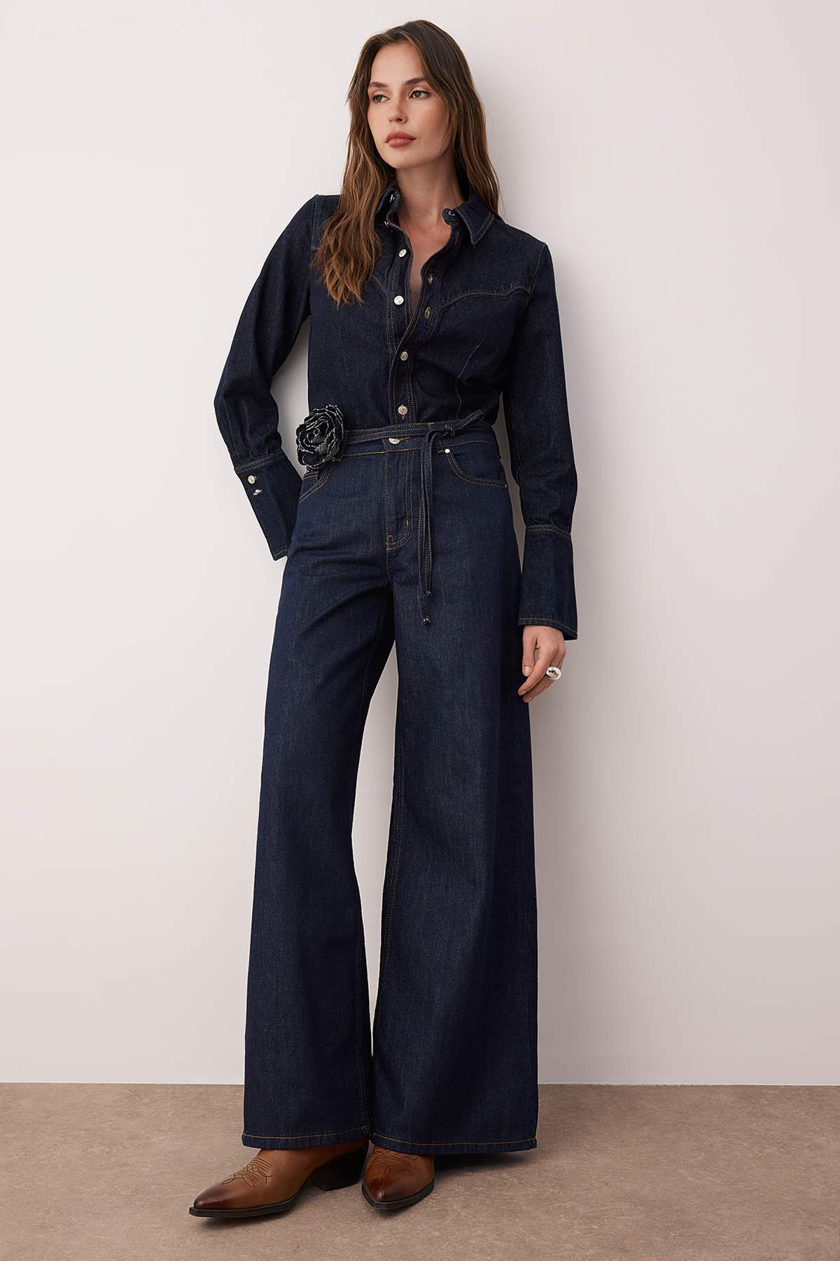 Koyu Mavi Yüksek Bel Gül Kemer Detaylı Wide Leg Jeans TWOAW26JE00171 الصورة الرئيسية