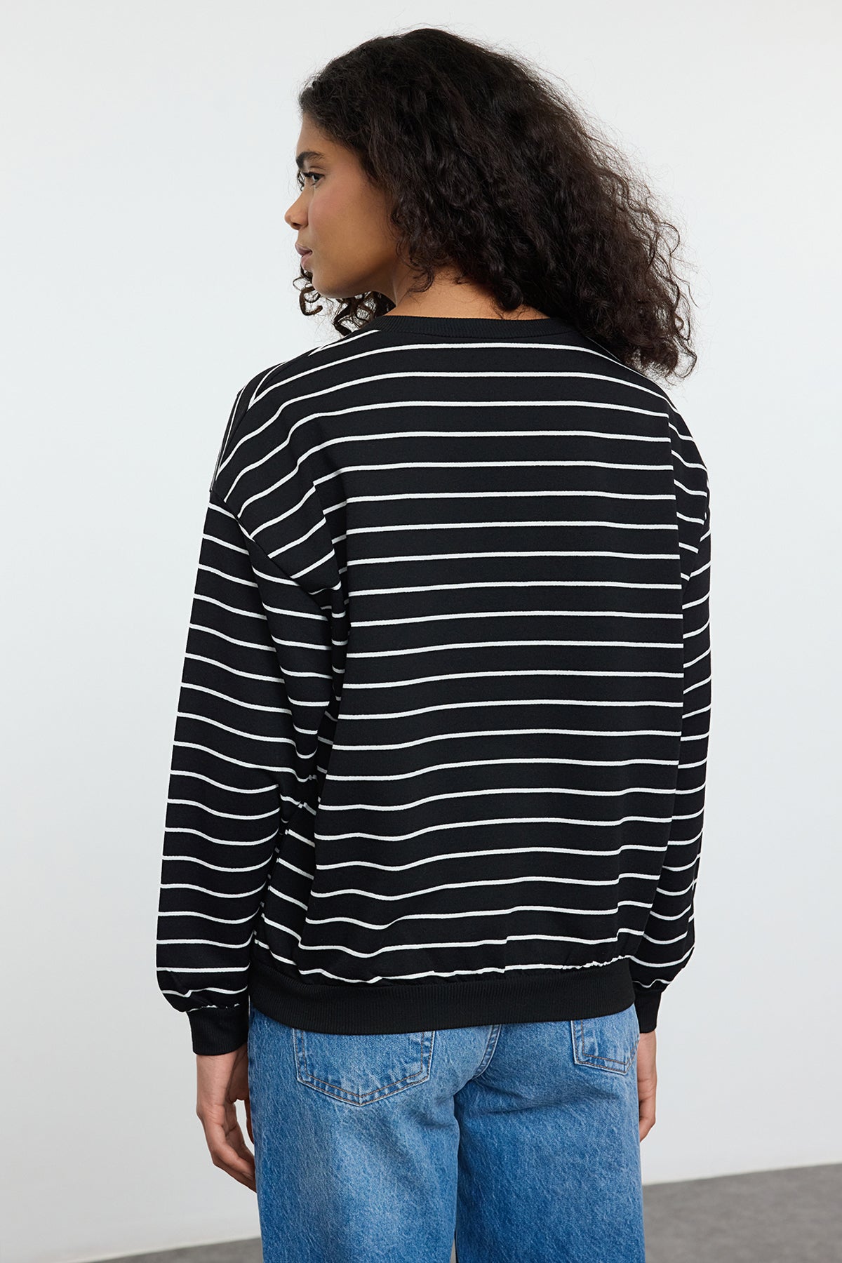 Siyah 2 İplik Bisiklet Yaka Çizgili Regular Örme Sweatshirt TWOAW25SW00324