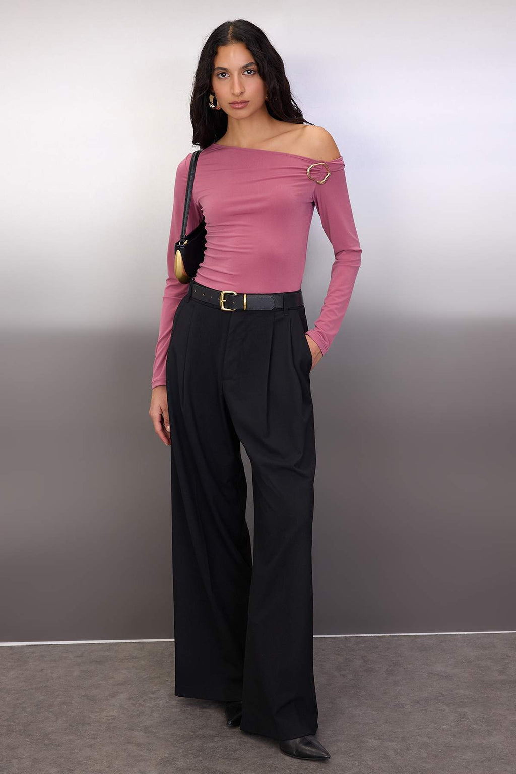 Trendyolmilla Haki Fitted Düşük Omuzlu Aksesuar Detaylı Asimetrik Yaka Esnek Örme Bluz TWOAW26BZ00075