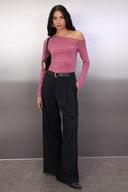 Trendyolmilla Haki Fitted Düşük Omuzlu Aksesuar Detaylı Asimetrik Yaka Esnek Örme Bluz TWOAW26BZ00075