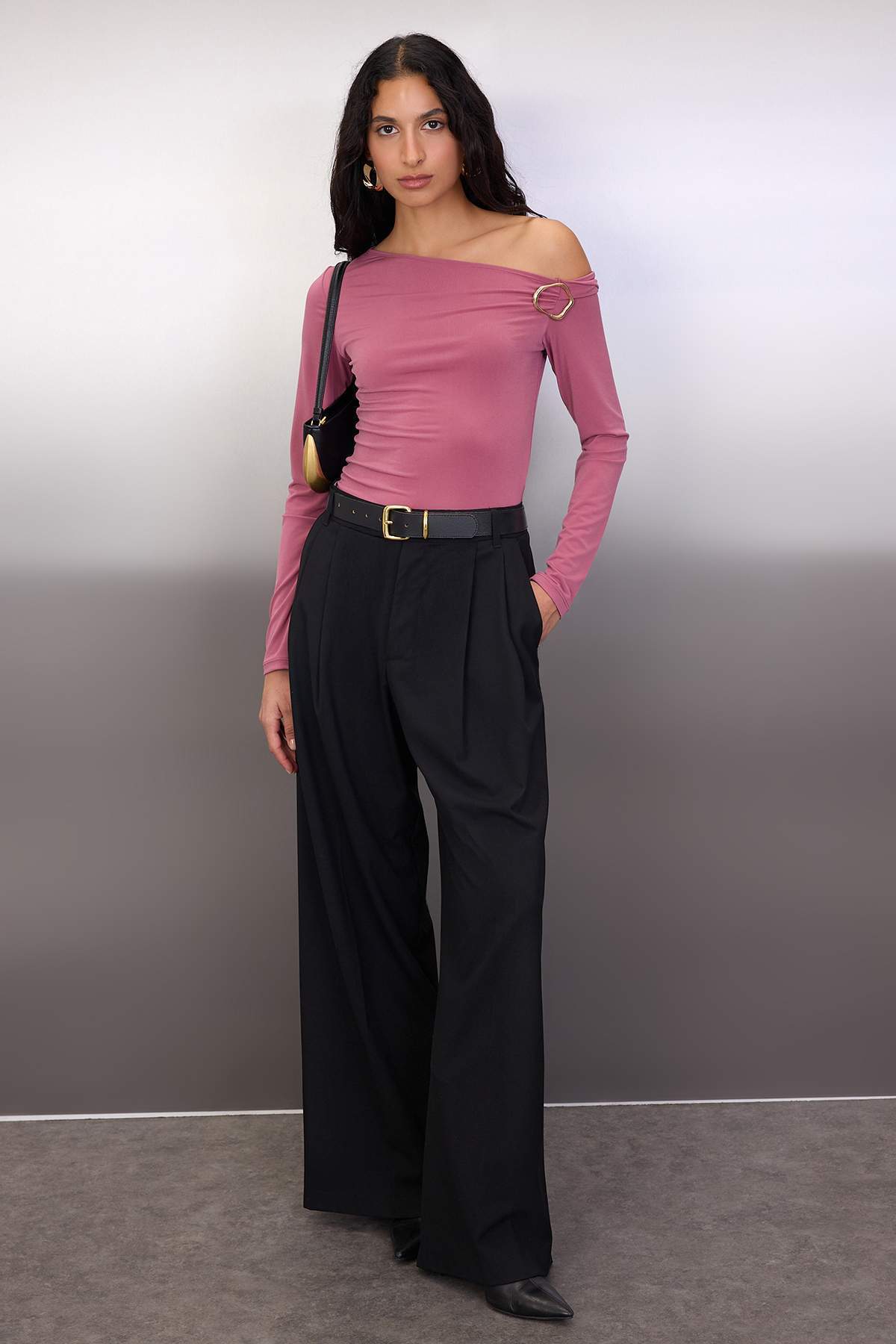 Trendyolmilla Haki Fitted Düşük Omuzlu Aksesuar Detaylı Asimetrik Yaka Esnek Örme Bluz TWOAW26BZ00075