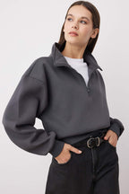 Trendyolmilla Siyah Rahat Kesim Crop Basic Fermuarlı Dik Yaka Kalın İçi Polarlı Örme Sweatshirt TWOAW24SW00221