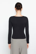 Trendyolmilla Kahverengi Pamuklu Kayık Yaka Fitted/Vücuda Oturan Esnek Bluz TWOAW24BZ00166