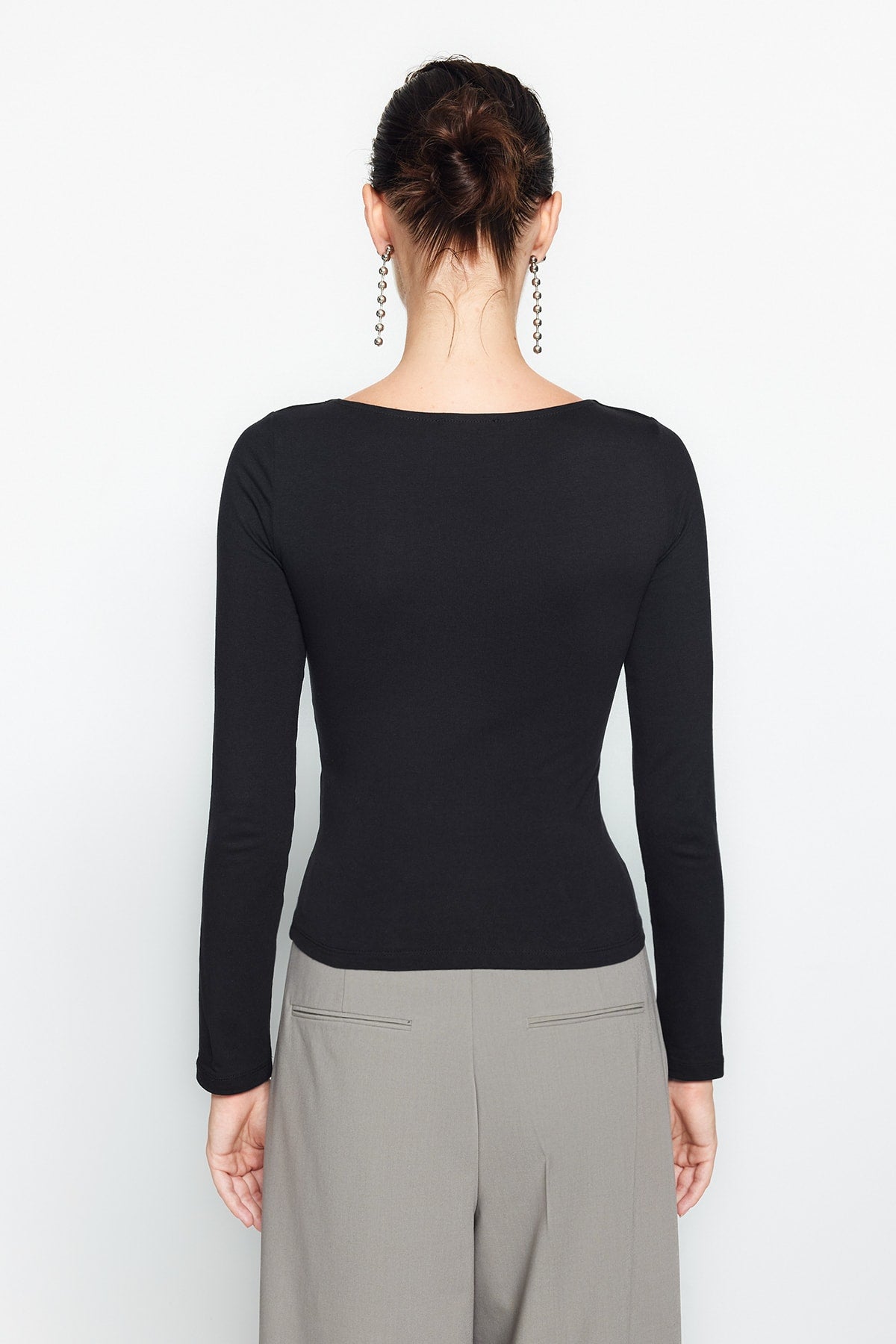 Trendyolmilla Kahverengi Pamuklu Kayık Yaka Fitted/Vücuda Oturan Esnek Bluz TWOAW24BZ00166
