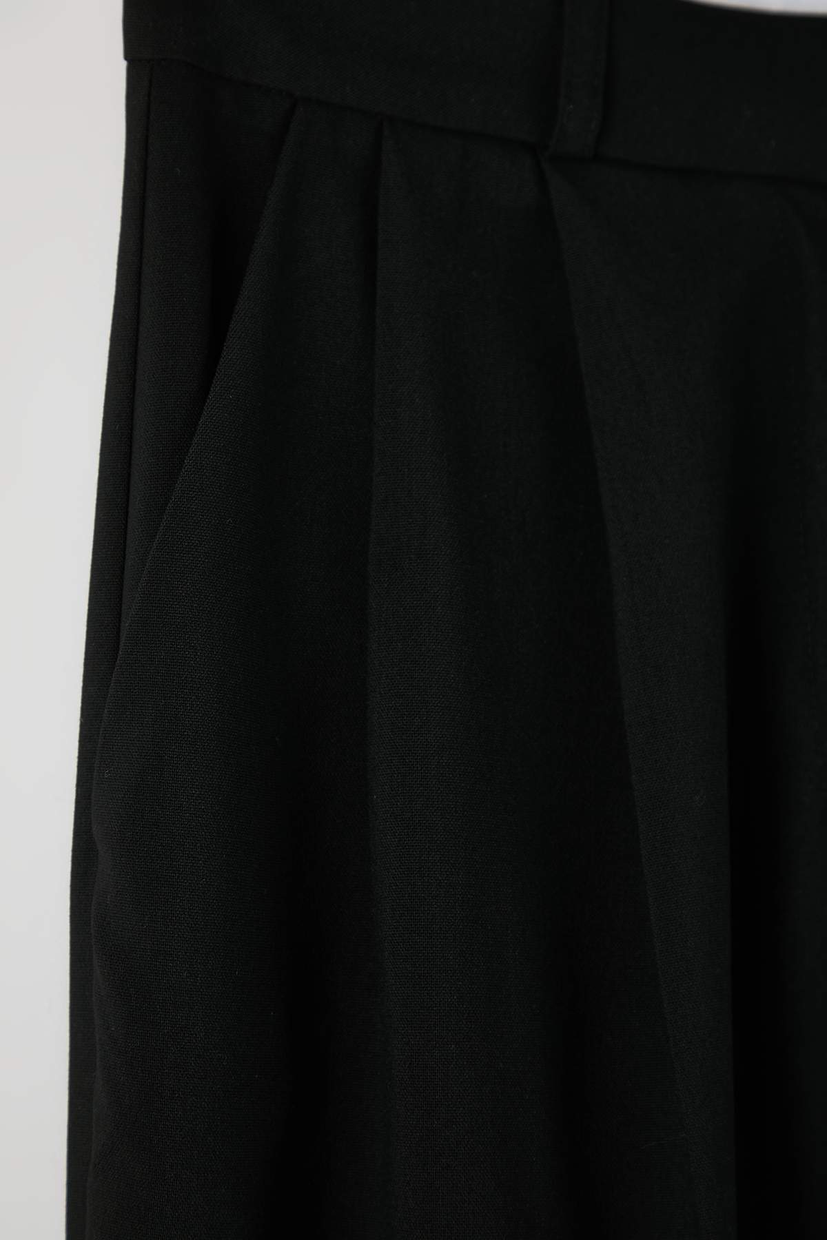 Siyah Pilili Boru Paça Dökümlü Yüksek Bel Kumaş Pantolon TWOAW26PL00155