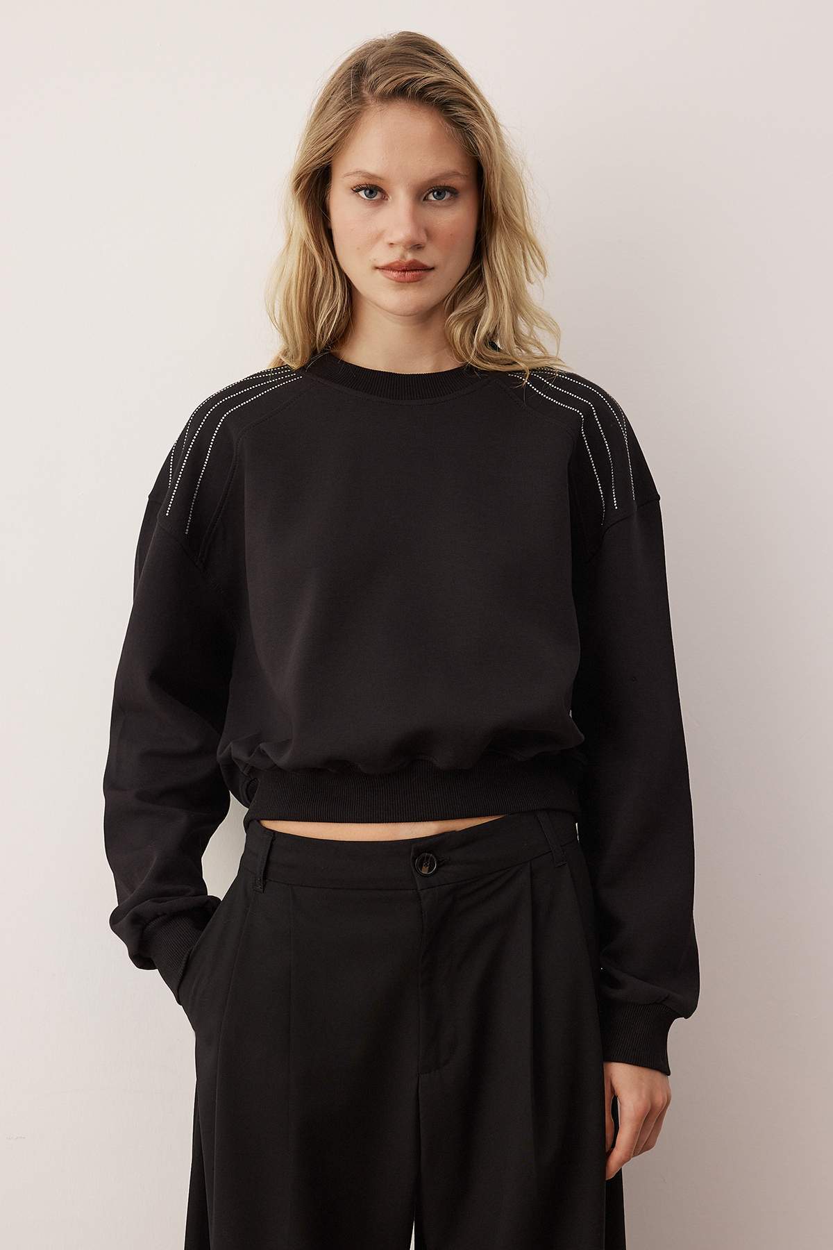 Siyah Soft Touch Şerit Taş Akseusar Detaylı Bisiklet Yaka Örme Sweatshirt TWOAW26SW00224