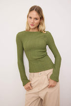 Trendyolmilla Kahverengi Fitted/Vücuda Oturan Aksesuar Detaylı Dokulu Uzun Kollu Esnek Örme Bluz TWOAW26BZ00134