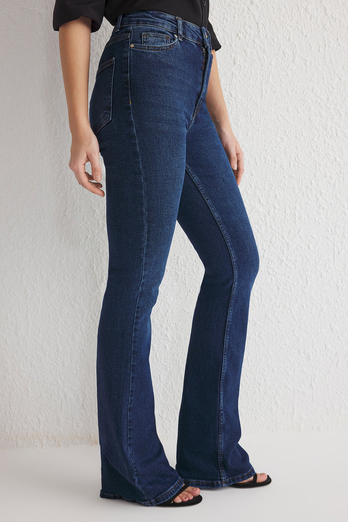 Trendyolmilla Koyu Mavi Yüksek Bel Comfort/Esnek Flare İspanyol Paça Jeans TWOSS25JE00110
