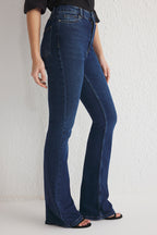 Trendyolmilla Koyu Mavi Yüksek Bel Comfort/Esnek Flare İspanyol Paça Jeans TWOSS25JE00110