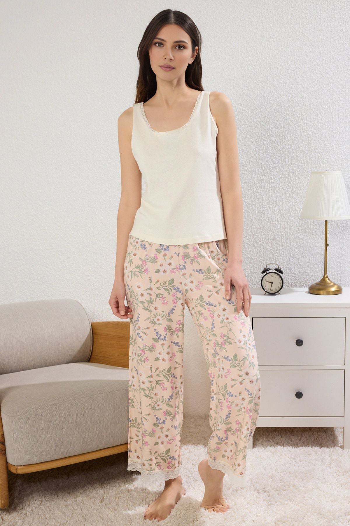 Ekru Çiçekli Dantel Detaylı Viskon Örme Pijama Takımı THMSS25PT00223