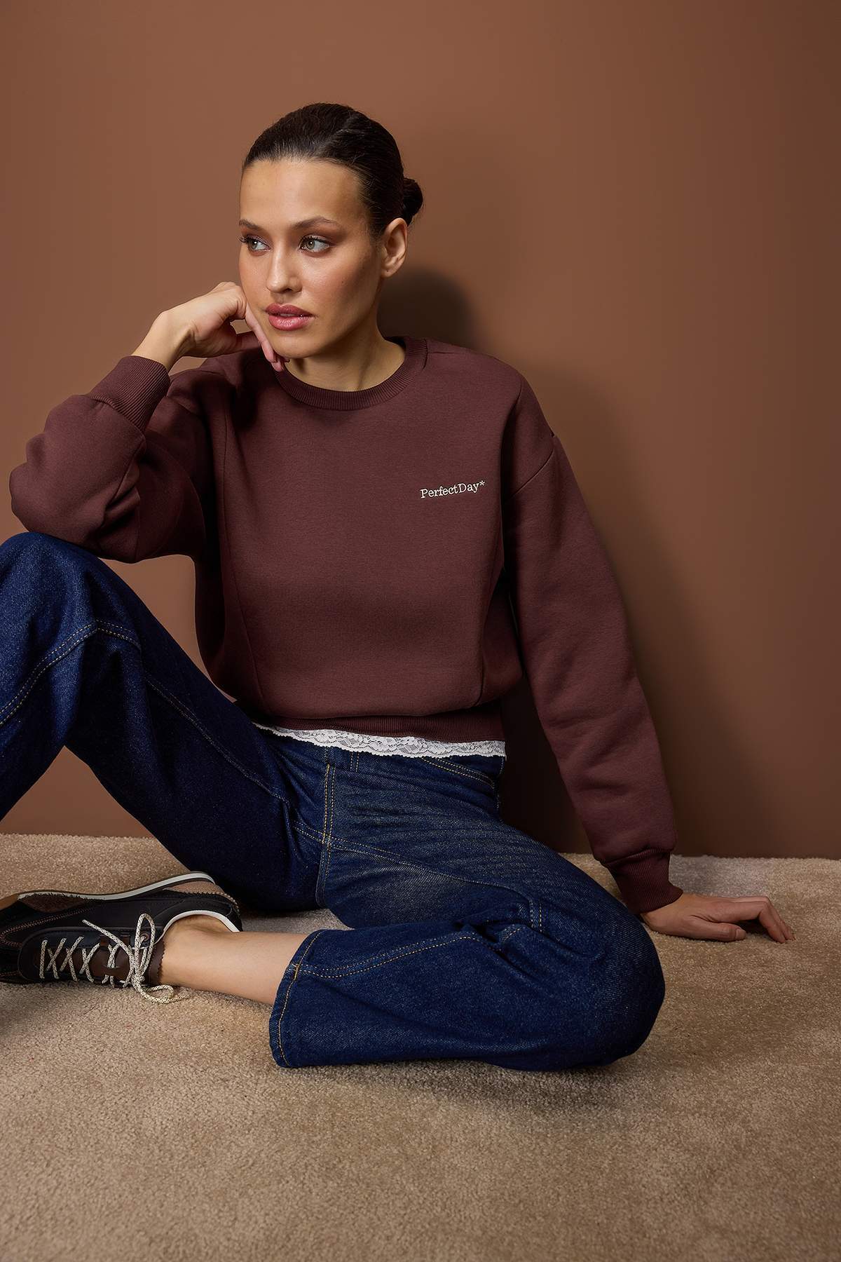 Trendyolmilla Teen Kahverengi Regular Dantel Detaylı Slogan Nakışlı Kalın Polarlı Örme Sweatshirt TWOAW26SW00153 Secondary image