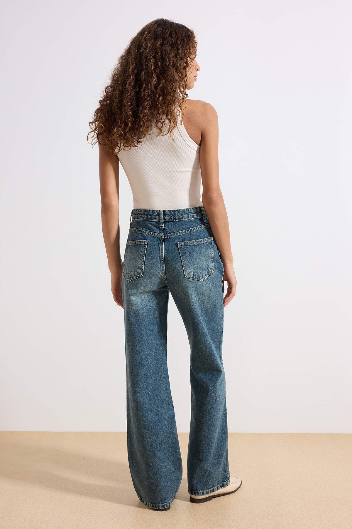 Trendyolmilla Mavi Soluk Efekt Vintage Yüksek Bel Wide Leg Geniş Paça %100 Pamuk Non-Stretch Jeans TWOAW24JE00089