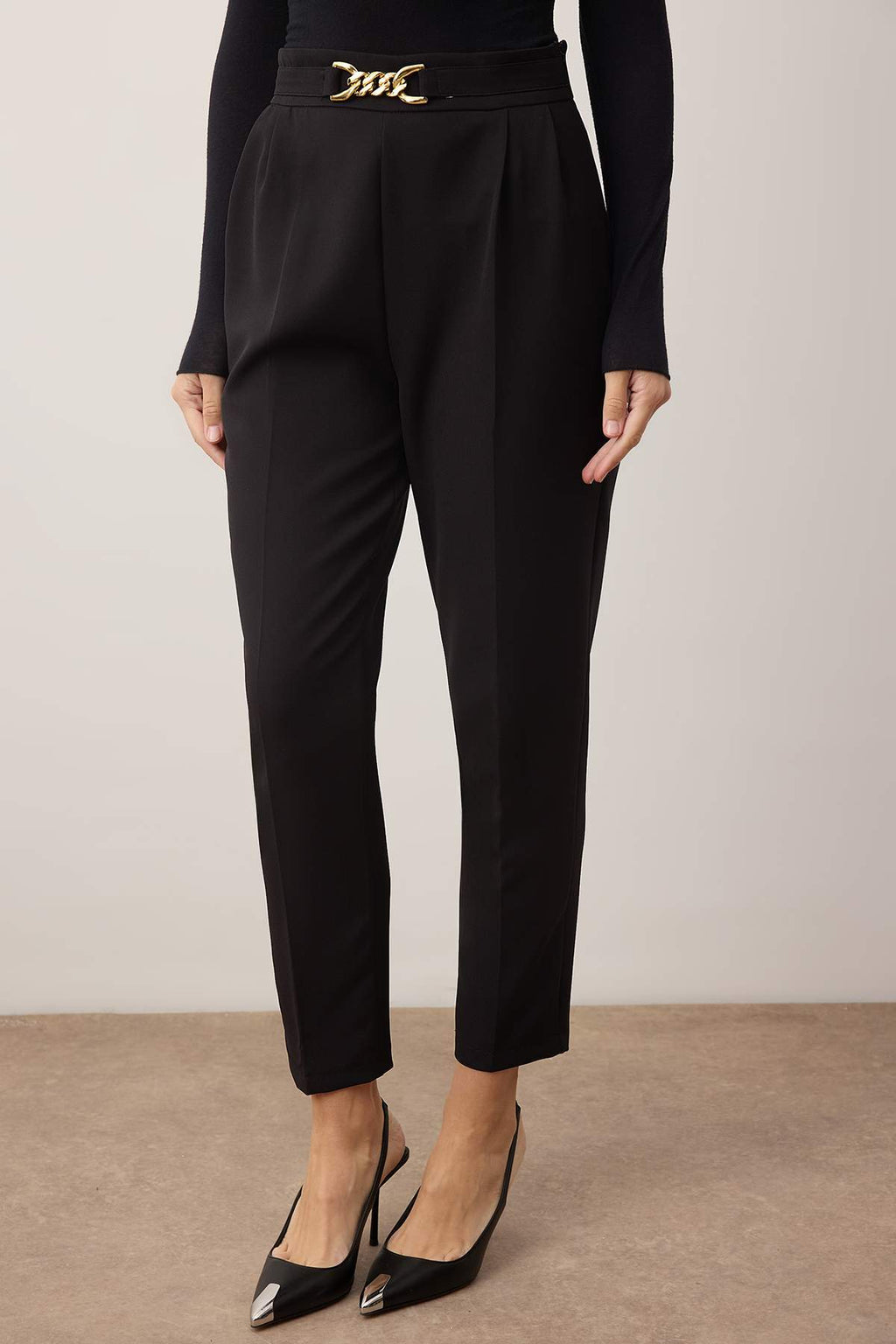 Trendyolmilla Siyah Havuç Kalıp Toka Detaylı Pantolon TWOAW26PL00154