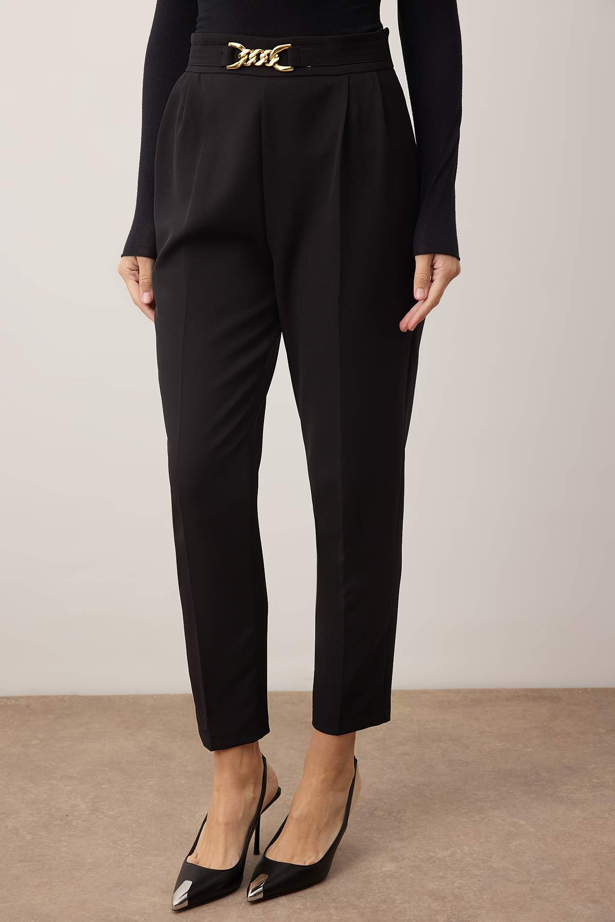 Trendyolmilla Siyah Havuç Kalıp Toka Detaylı Pantolon TWOAW26PL00154