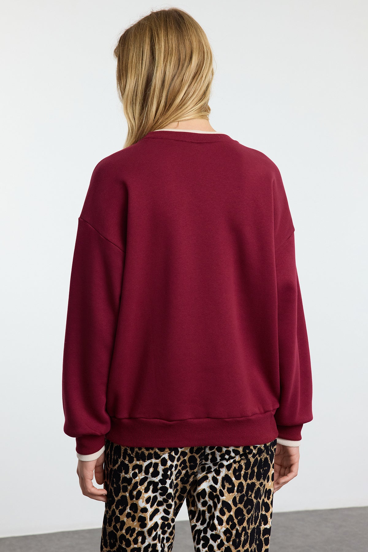 Bordo Slogan Nakışlı Renk Bloklu Oversize Kalıp Kalın İçi Polarlı Örme Sweatshirt TWOAW25SW00245