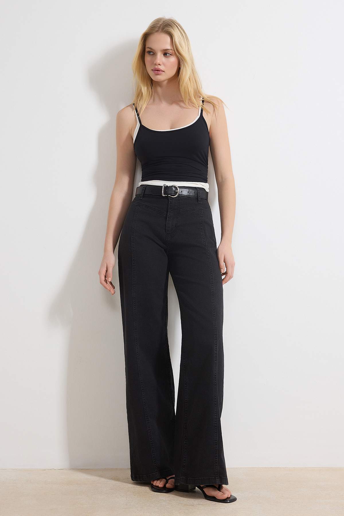 Siyah Yüksek Bel Dikiş Detaylı Ekstra Esnek Wide Leg Geniş Paça Jeans TWOSS26JE00024 Main image