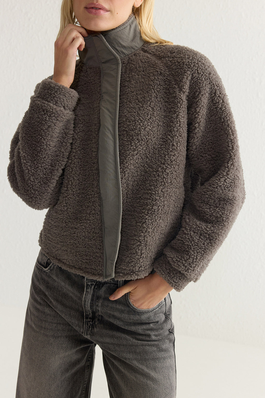 Trendyolmilla Koyu Kahverengi Peluş Regular/Normal Kalıp Dokuma Garnili Fermuarlı Örme Sweatshirt TWOAW25SW00139