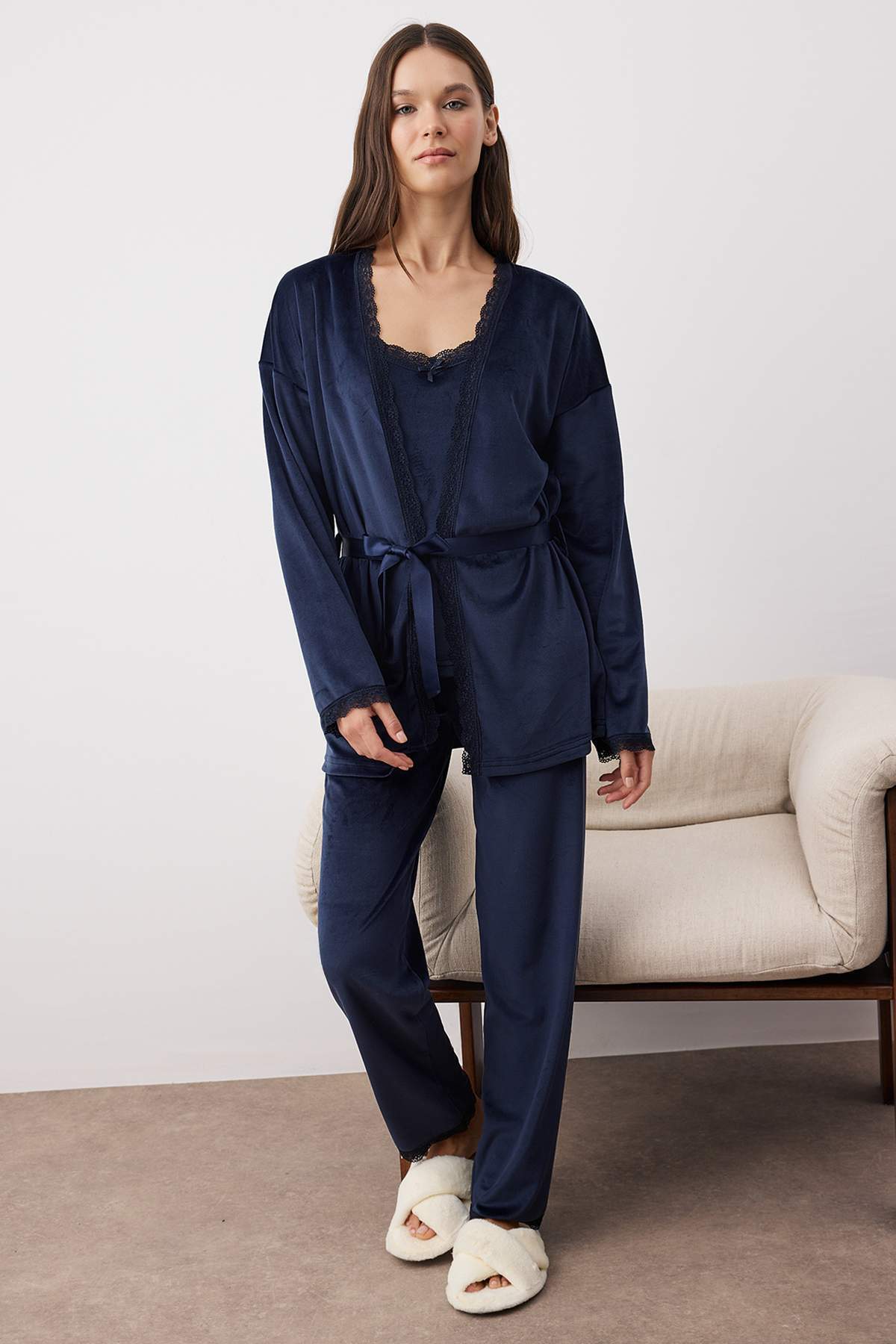 Trendyolmilla Bordo 3'lü Çeyiz Seti Dantel Detaylı Kadife Örme Sabahlık+Pijama Takımı THMAW26PT00191