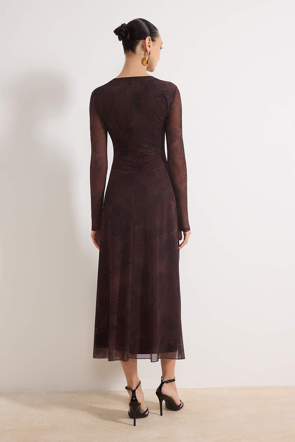 Trendyolmilla Kahverengi Baskılı Büzgü / Drape Maxi Örme Elbise TWOAW25EL00408