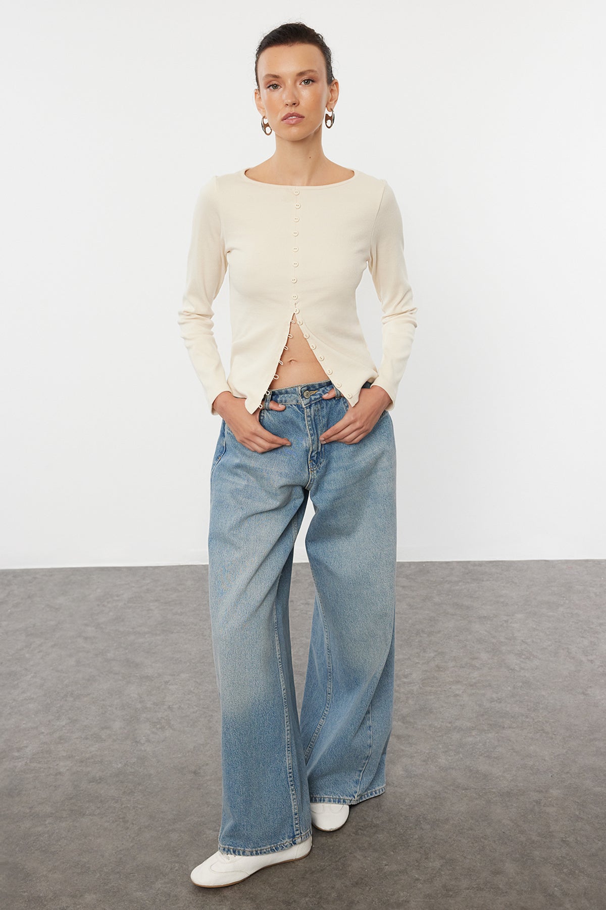 Trendyolmilla Siyah Düğme Detaylı Bisiklet Yaka Fitilli Esnek Regular Boy Örme Bluz TWOAW25BZ00030