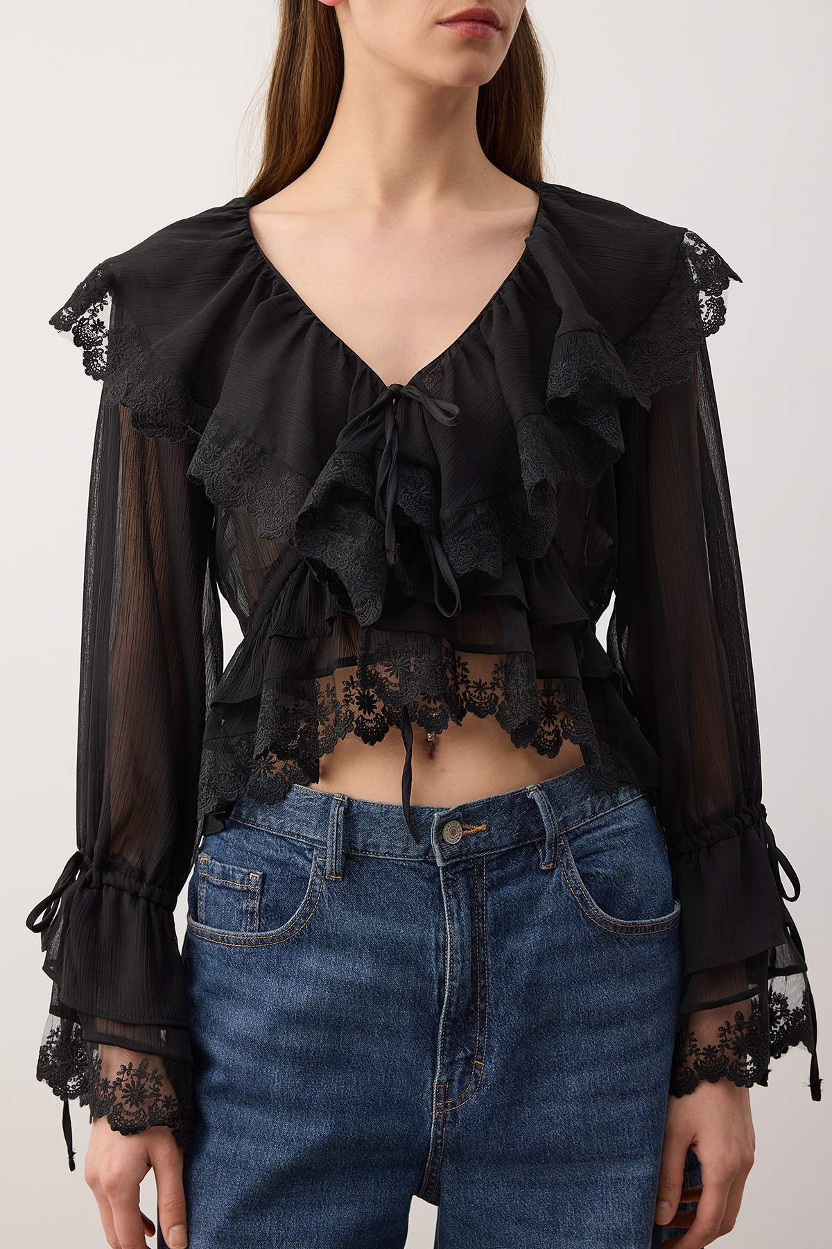 Trendyolmilla Siyah Dantel Detaylı Fırfırlı Dokuma Party Bluz TPRAW26BZ00015
