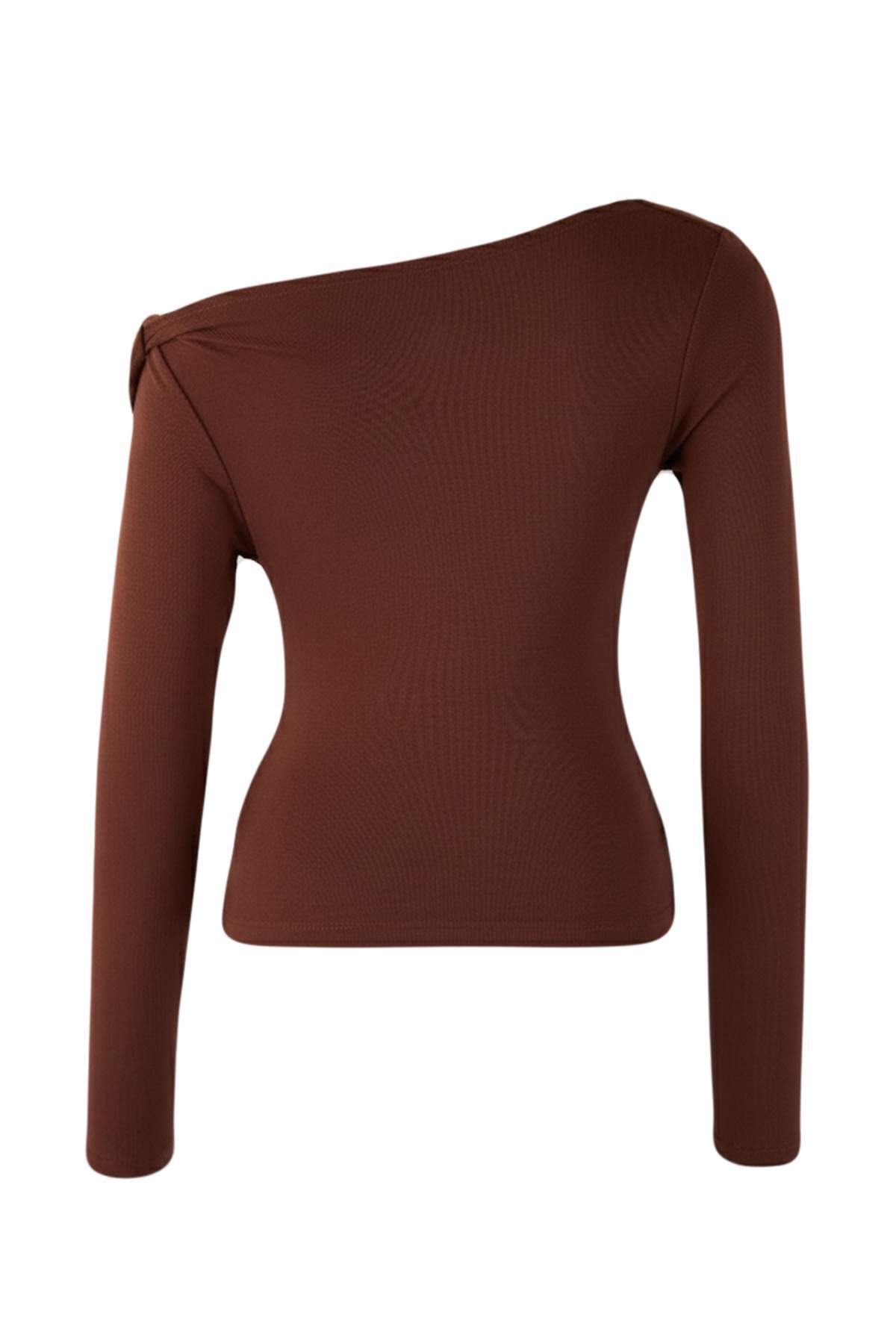 Trendyolmilla Yağ Yeşil Fitted/Vücuda Oturan Asimetrik yaka Detaylı Yumuşak Kumaşlı Esnek Örme Bluz TWOAW26BZ00088
