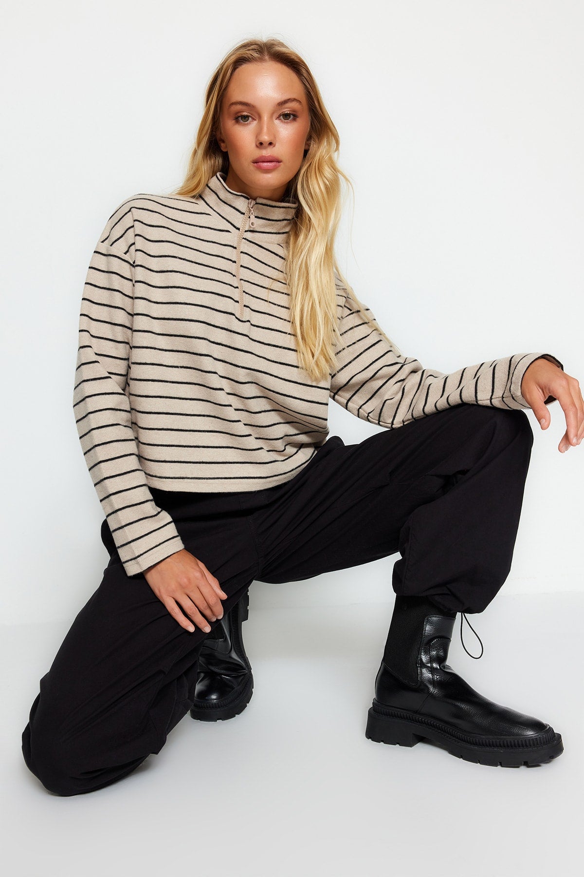 Açık Bej Çizgili Selanik Fermuarlı Dik Yaka Regular/Normal Kalıp Örme Sweatshirt TWOAW22SW0732