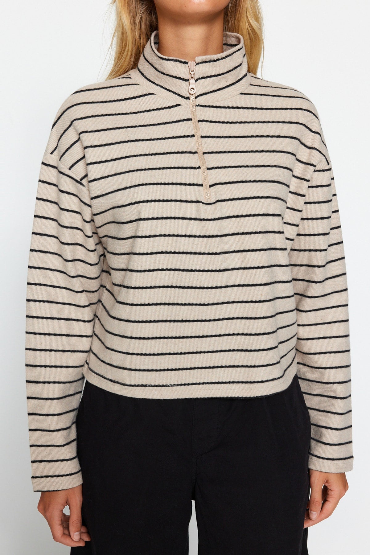 Açık Bej Çizgili Selanik Fermuarlı Dik Yaka Regular/Normal Kalıp Örme Sweatshirt TWOAW22SW0732