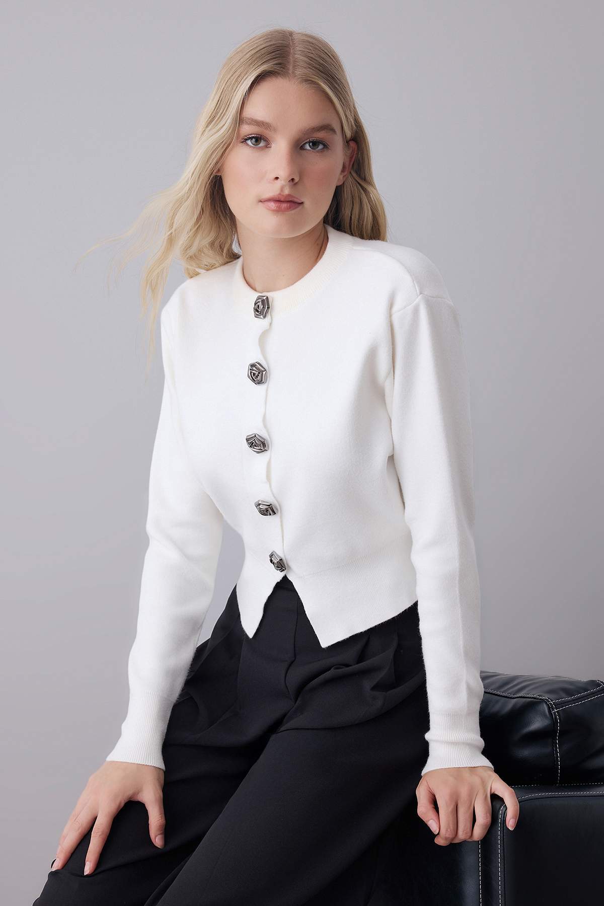 Ekru Premium İplik/Özel İplik Crop Gül Düğmeli Ceket Görünümlü Triko Hırka TWOAW25HI00110 Main image