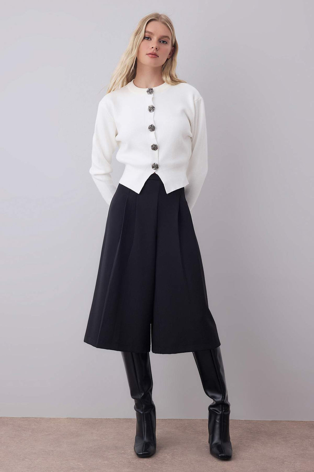 Ekru Premium İplik/Özel İplik Crop Gül Düğmeli Ceket Görünümlü Triko Hırka TWOAW25HI00110