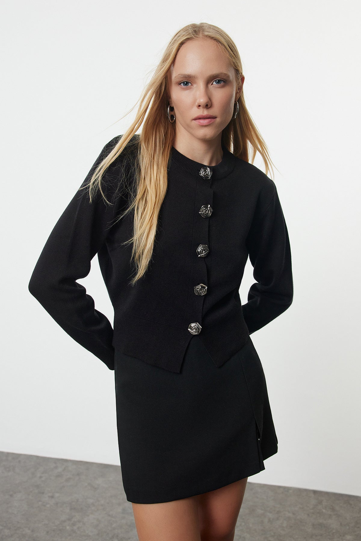 Siyah Premium/Özel İplik Crop Gül Düğme Detaylı Ceket Görünümlü Triko Hırka TWOAW25HI00110 Main image