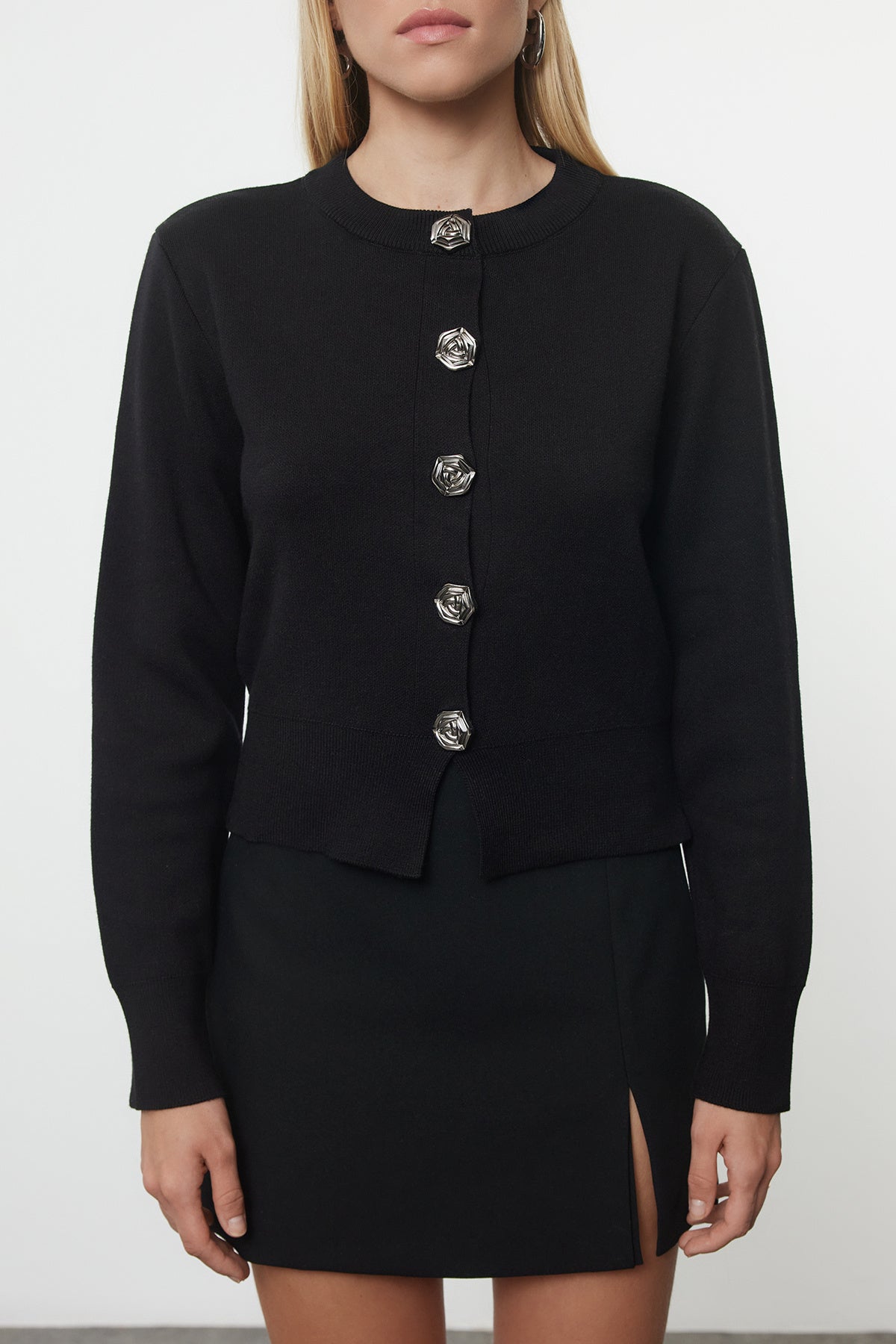 Siyah Premium/Özel İplik Crop Gül Düğme Detaylı Ceket Görünümlü Triko Hırka TWOAW25HI00110