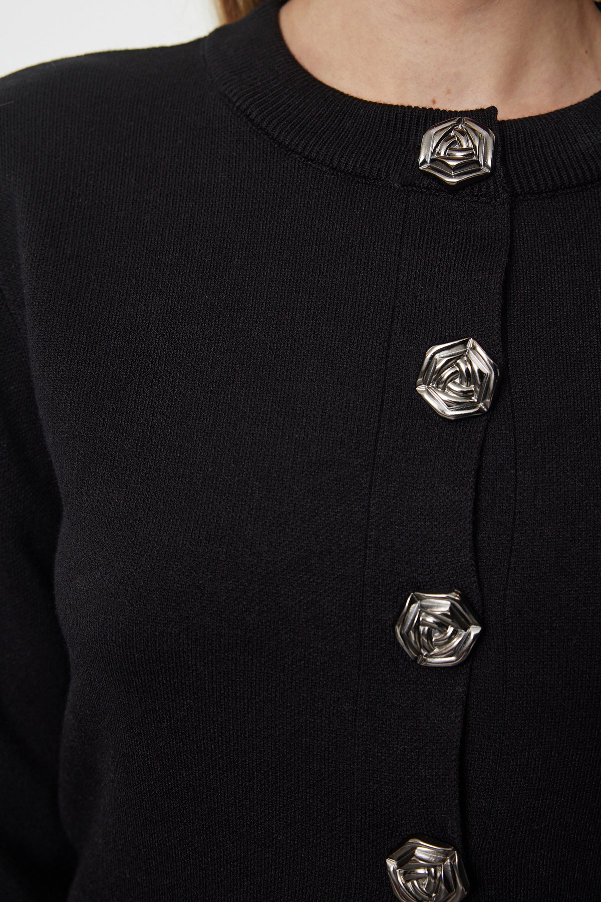 Siyah Premium/Özel İplik Crop Gül Düğme Detaylı Ceket Görünümlü Triko Hırka TWOAW25HI00110