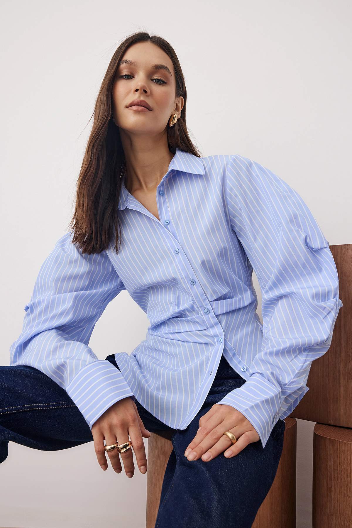 Açık Mavi Balon Kol Detaylı Bele Oturan Asimetrik Fitted Gömlek TWOSS25GO00155 Secondary image