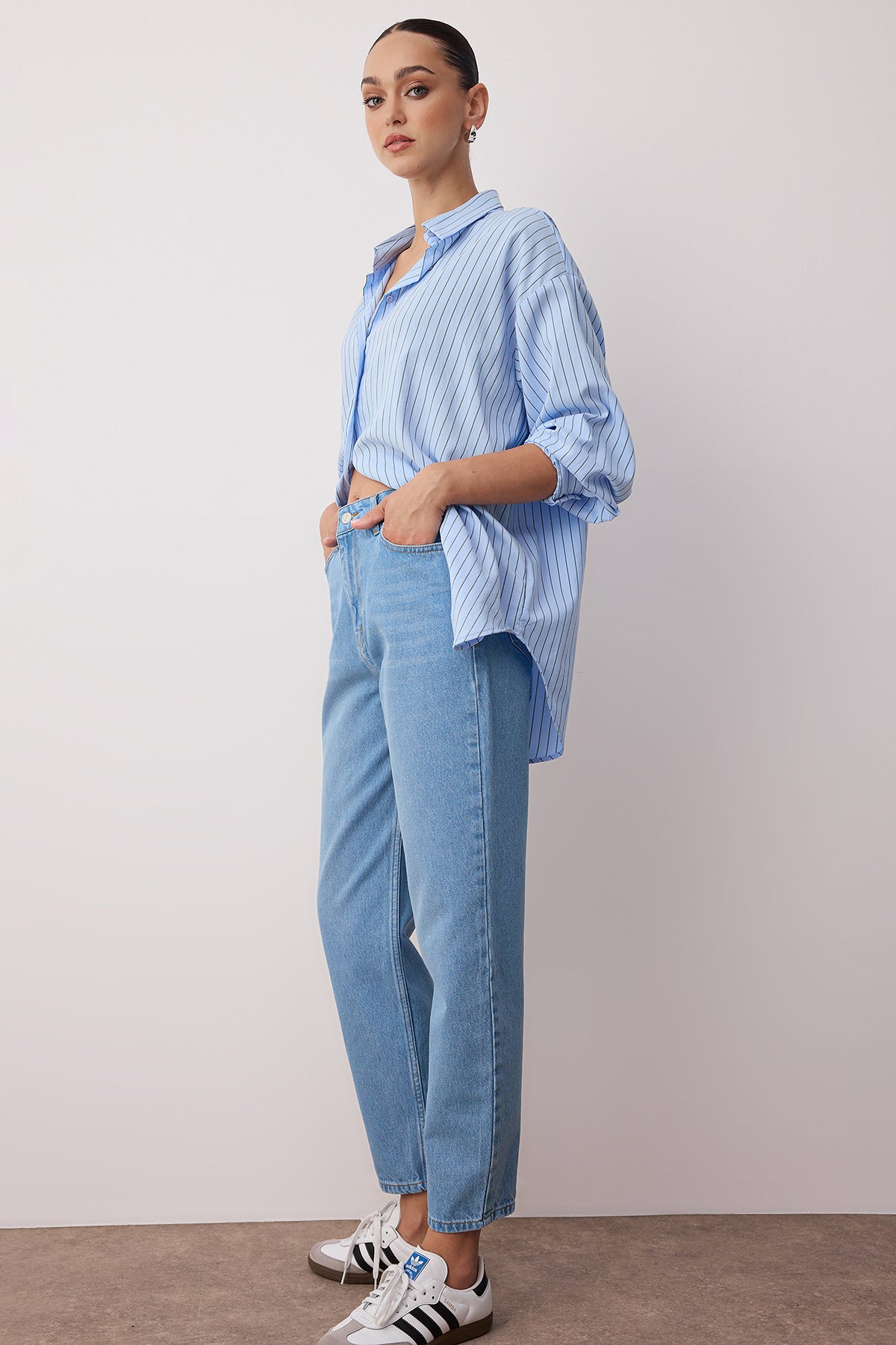 Açık Mavi Yüksek Bel Mom %100 Pamuk Non-Stretch Jeans TWOSS23JE00067 Secondary image