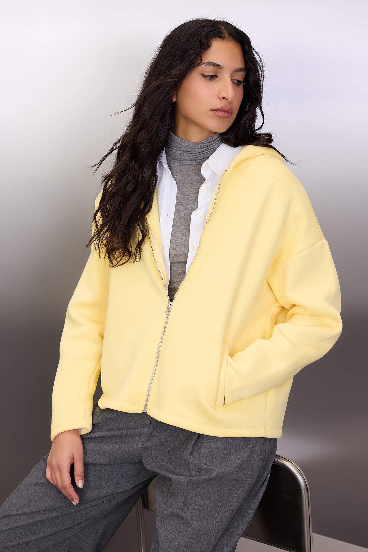 Açık Sarı Kalın İçi Polarlı Kapüşonlu Fermuarlı Oversize/Geniş Kesim Örme Sweatshirt TWOAW26SW00111 Secondary image