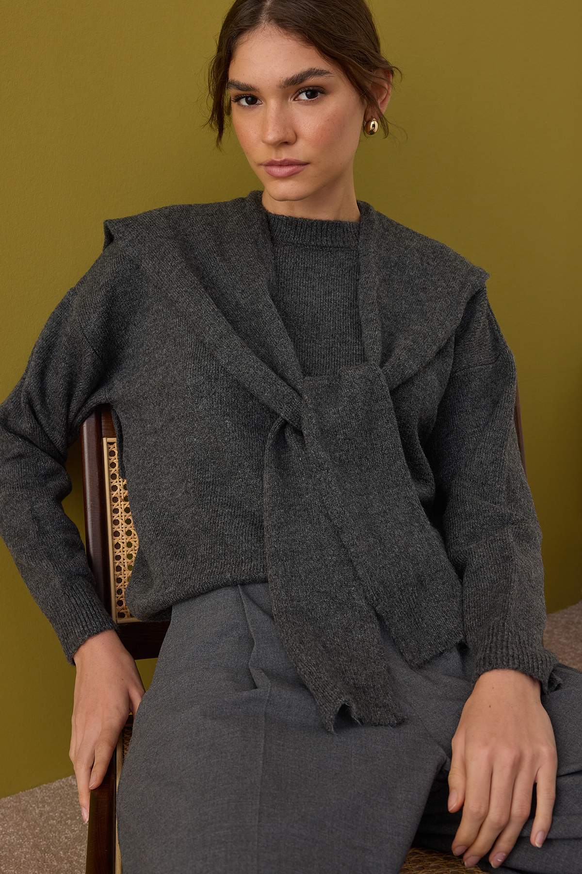 Antrasit Yumuşak Dokulu Geniş Kalıp Şal Detaylı Triko Kazak TWOAW26KZ00166 Main image