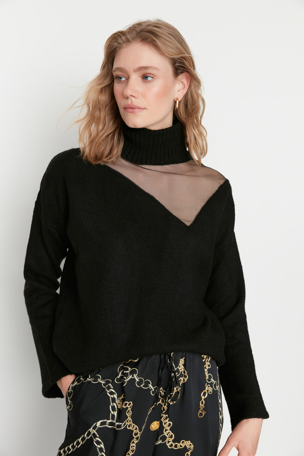 Siyah Yumuşak Dokulu Tül Detaylı Triko Kazak TWOAW20KZ1037