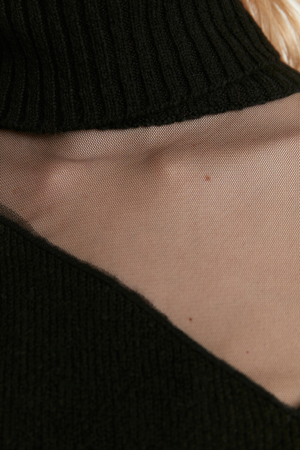 Siyah Yumuşak Dokulu Tül Detaylı Triko Kazak TWOAW20KZ1037