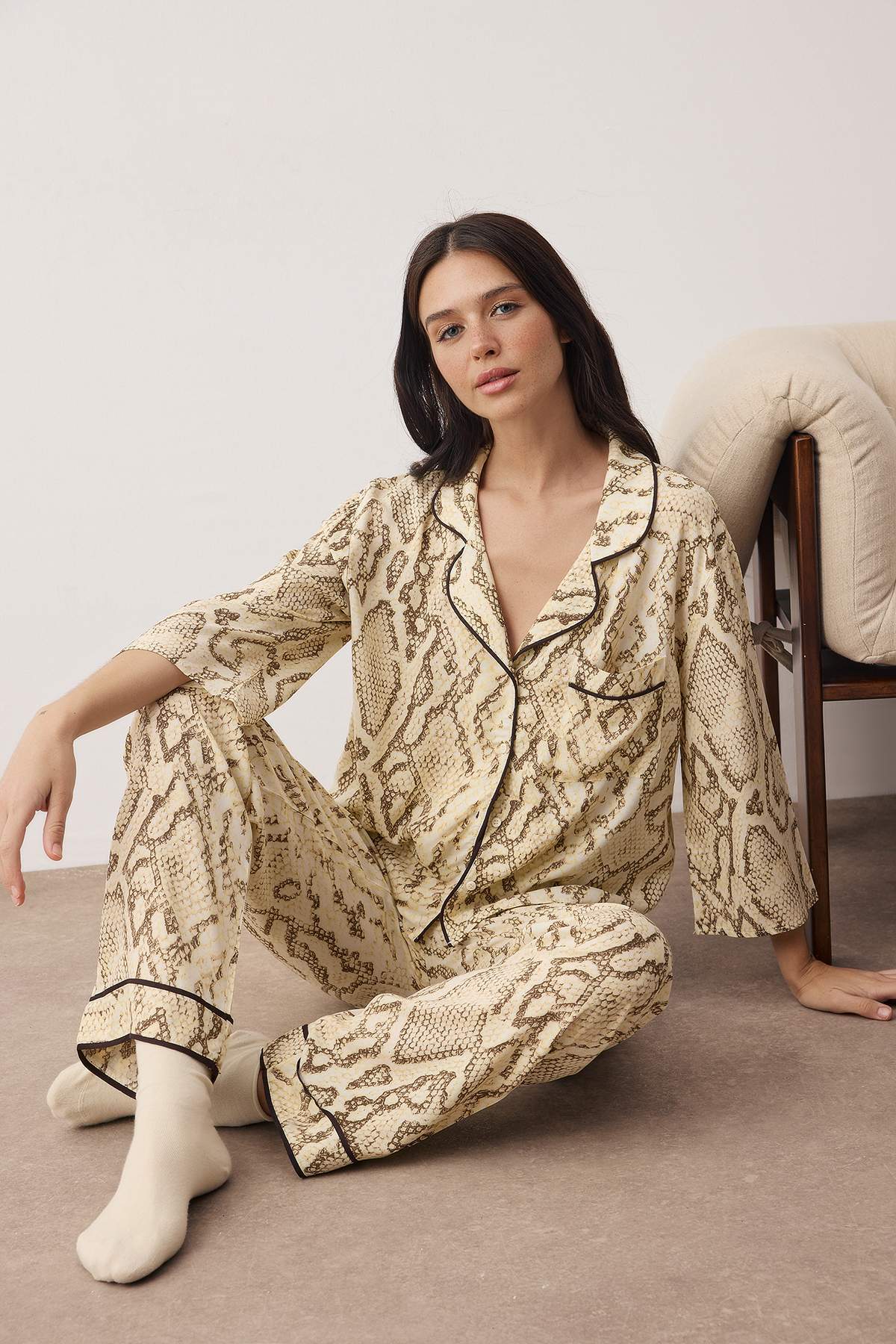 Bej-Çok Renkli Yılan Desenli Biyeli Viskon Dokuma Pijama Takımı THMAW21PT0292 Secondary image