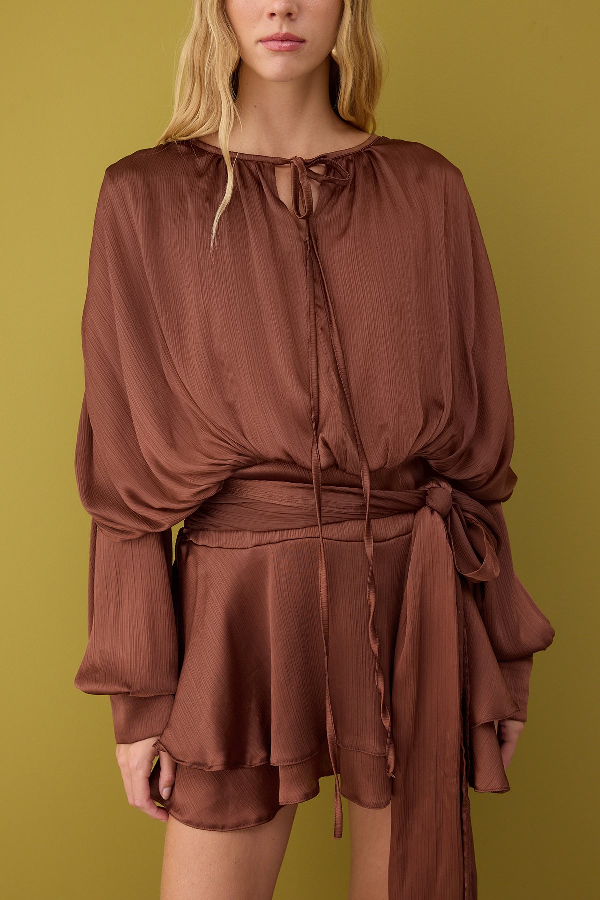 Kahverengi Bağlama Detaylı Boho Dokuma Saten Mini İçi Şortlu Elbise TPRAW26EL00039